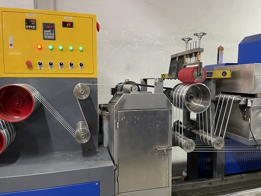 Screw Loader Kontrol PLC Sepenuhnya Otomatis Mesin Pembuat Tali PP Tali Pengepakan Mesin Pembuat Pita Tali PP