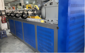 Screw Loader Kontrol PLC Sepenuhnya Otomatis Mesin Pembuat Tali PP Tali Pengepakan Mesin Pembuat Pita Tali PP