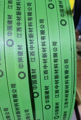 Custom Green Embossed Pallet Packing Strapping Plastic PET Strap Belt Untuk Kemasan